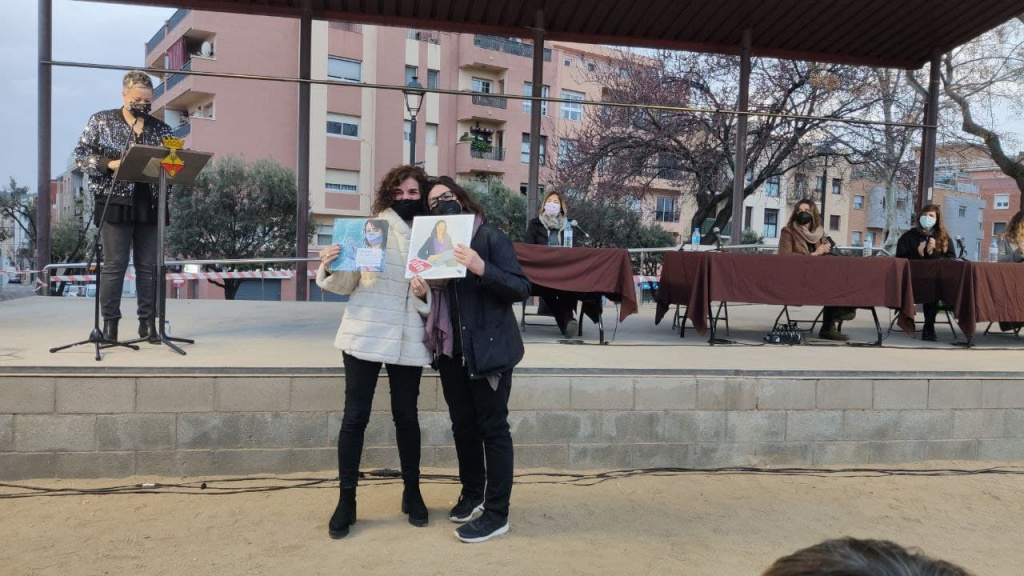 Entrega de Llibre i làmina de la mà de l'autora a cada una de les quinze dones