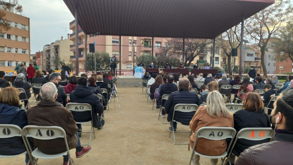 Assistents a l'acte de presentació del llibre al Parc Municipal