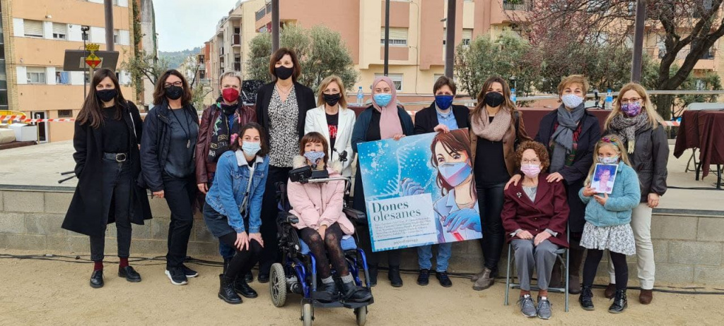 Dones Olesanes portant el Cartell de la Presentació del Llibre al Parc Municipal