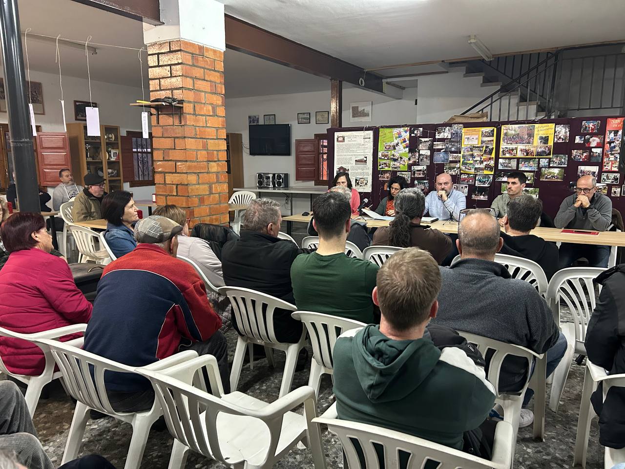 Reunió al local social de l'AV d'Oasis. 