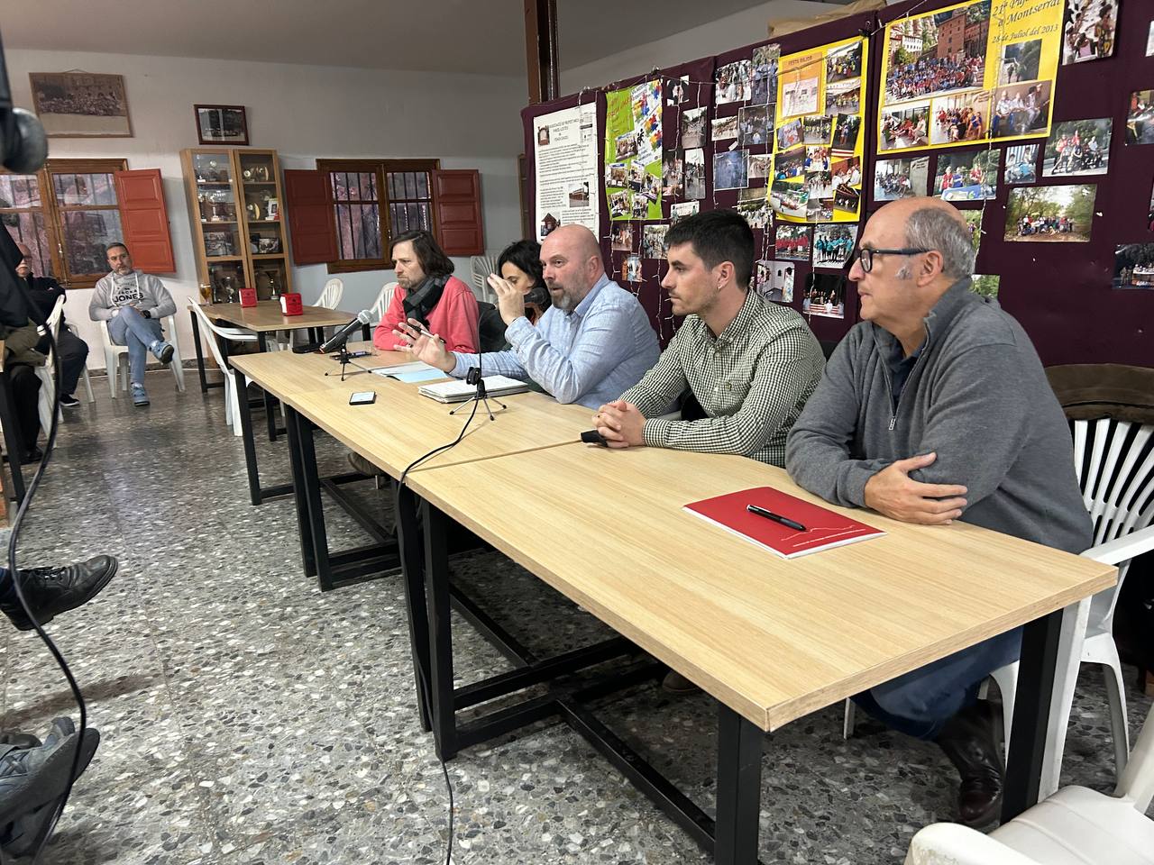 Reunió de l'Ajuntament i el Departament de Drets Socials al local social de l'AV d'Oasis. 